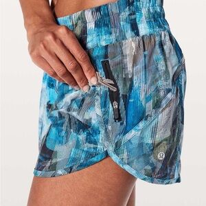 Lululemon Tracker Short V *4"
Sun Dazed Multi Blue size 6